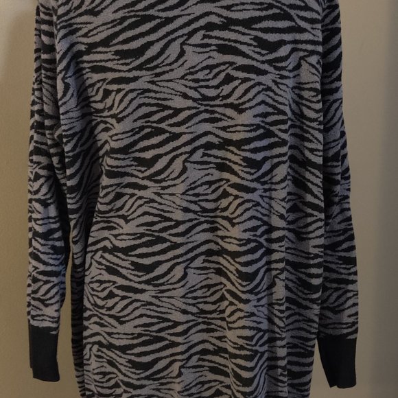 Torrid Dark Grey Zebra Jacquard Boyfriend Cardigan 3X - Picture 2 of 4